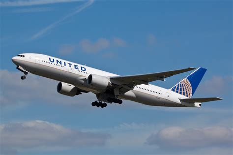 boeing 777 struggle to maintain altitude|United B777 loses 1,000 feet of altitude on take.